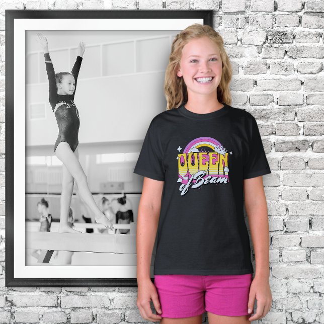 Camiseta Rainha do Beam estilo retrô Tshirt para o ginasta (A young girl wearing a "Queen of Beam" T-shirt beside a picture of girl competing on balance beam)