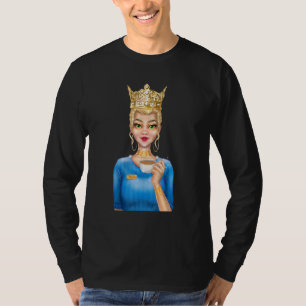 Camiseta Rainha Loira da Moda Segurando Xícara de Café Mão 