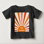 Camiseta Raios do Sol Retrospectivo Laranja Vermelho Amarel<br><div class="desc">O sol retrorreflector estourou design em tons cor-de-rosa quente,  castanho e laranja. Retro os modernos raios solares laranja,  a arte geométrica do sol matinal.</div>