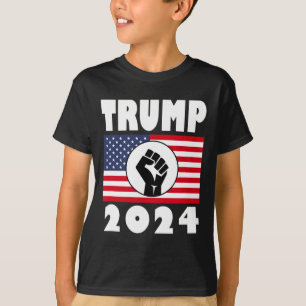 Camiseta Raised Fist Trump 2024 American Flag Patriot