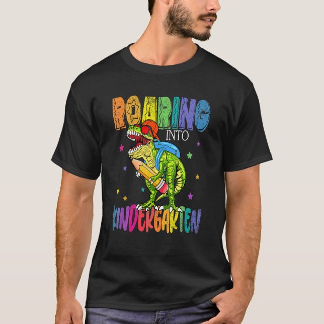 Camiseta Raízes Do Jardim De Infância Dinossauro Rex De Vol (Frente)