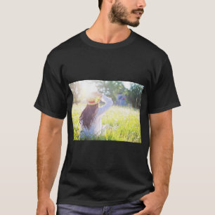 Camiseta Rapariga na Natureza com Raios Sol