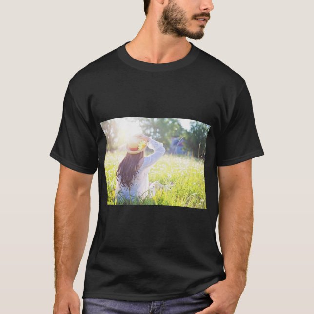 Camiseta Rapariga na Natureza com Raios Sol (Frente)