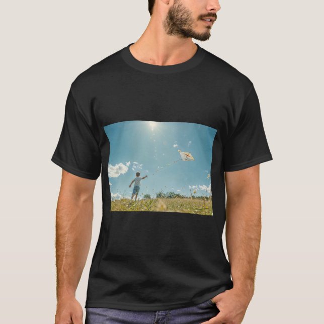 Camiseta Rapaz, alegremente, voando uma pipa (Frente)