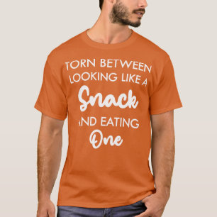 Camiseta rasgada entre parecer um lanche e comer um f