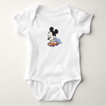 Rato do Baby Mickey brincando com carro de brinque