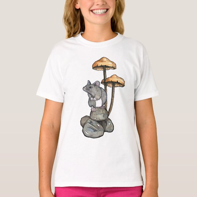 Camiseta Rato Fofo em Pé sobre Rochas, com Cogumelos (Frente)