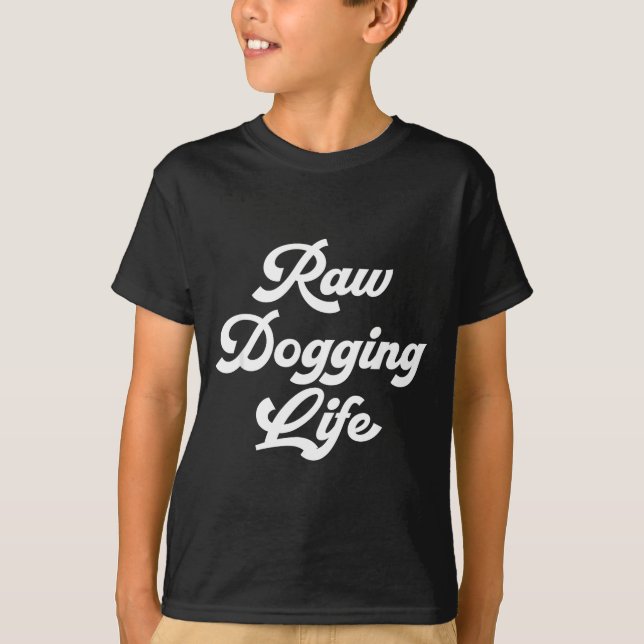 Camiseta Raw Dogging Life Funny Quote  (Frente)