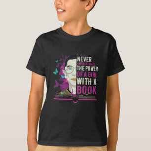 Camiseta RBG nunca subestimula uma garota com um livro
