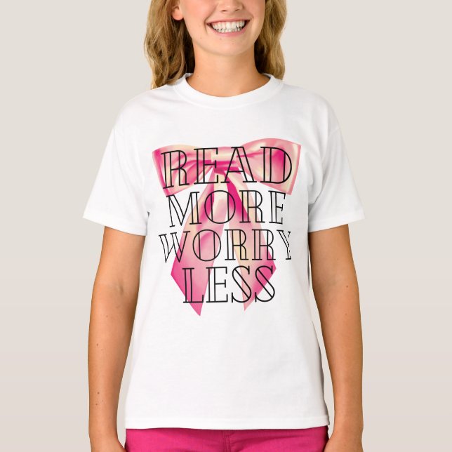 Camiseta Read More Worry Less Coquette Pink Bow (Frente)