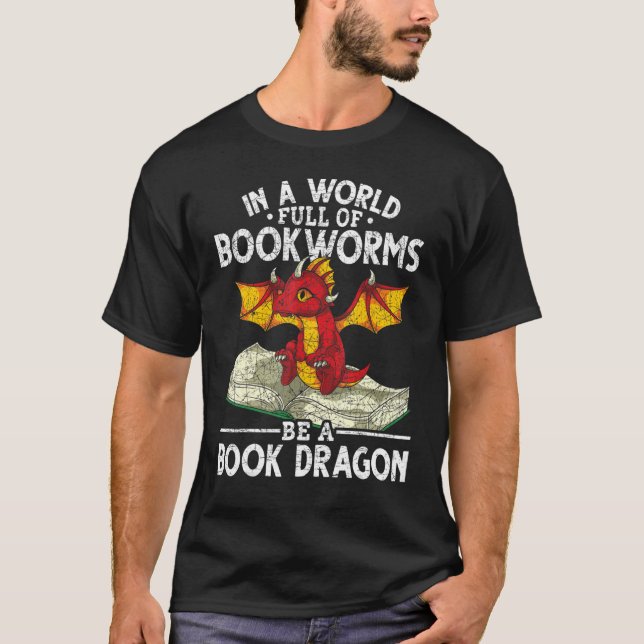 Camiseta Reading In A World Full Of Bookworms Book Dragon 1 (Frente)