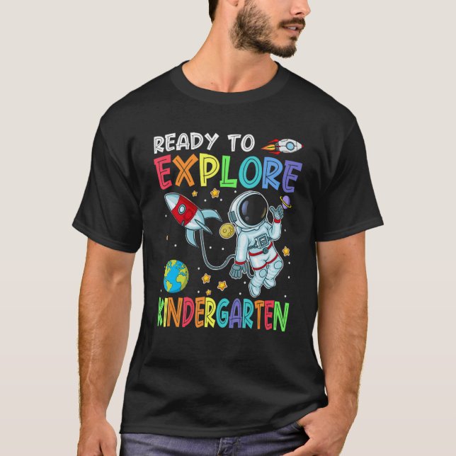 Camiseta Ready To Explore Kindergarten Cute Astronaut Back  (Frente)