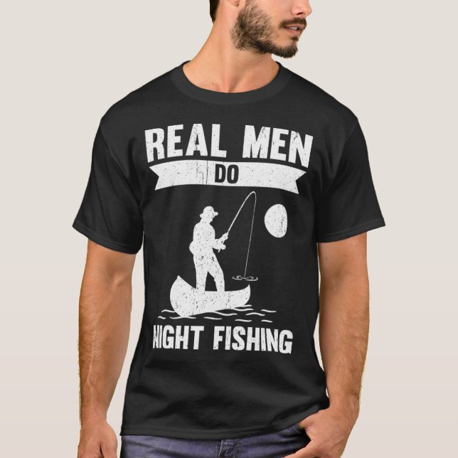 Camiseta Real Men Do Night Fishing (Frente)