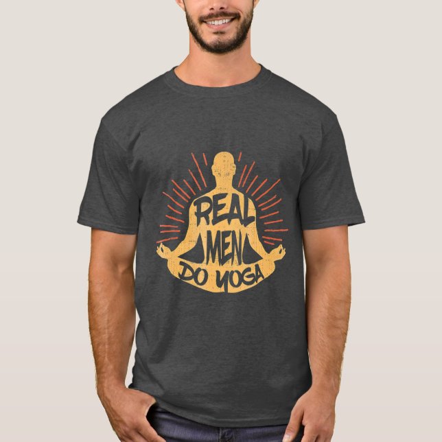 Camiseta Real Men Do Yoga  Man Yoga Pose (Frente)