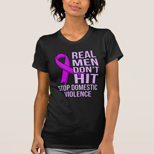 Camiseta Real Men Don't Hit Stop Domestic Violence (Frente)