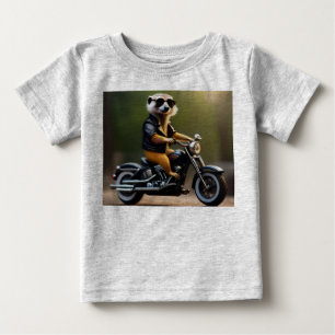 Camiseta Rebel Meerkat: Penas, óculos de sol e motocicleta