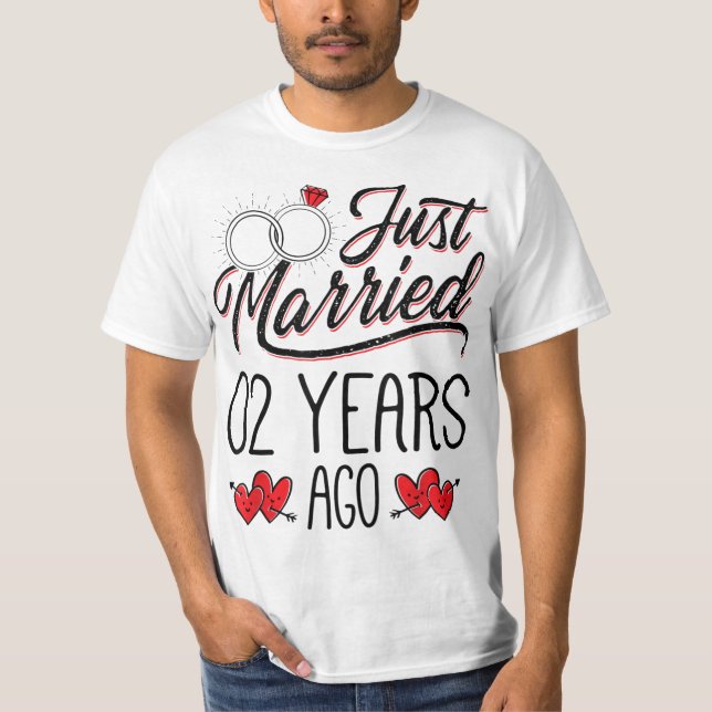 Camiseta Recem casados 2 Anos Atrás Casais Incrivelmente An (Frente)