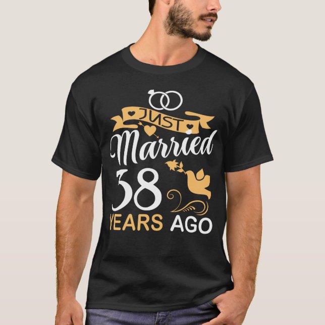 Camiseta Recem casados 38 Anos Atrás.38º Aniversário de Cas (Frente)