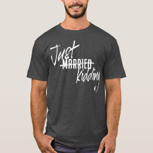 Camiseta Recem casados Apenas Criando o Rema de Relação de 