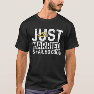 Camiseta Recém-Casados Até Agora Tudo Bem Divertido Present