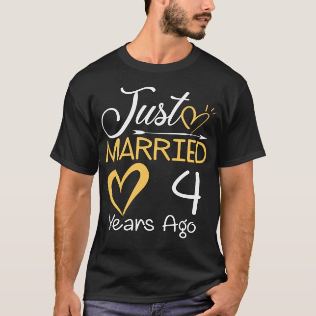 Camiseta Recem casados de 4 anos de casamento (Frente)