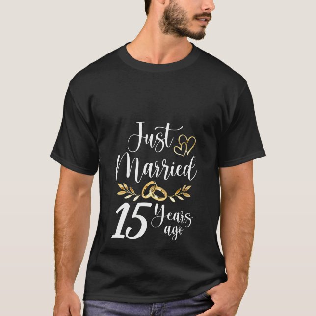 Camiseta Recem casados De Mulher Casada 15 Anos Atrás Casad (Frente)