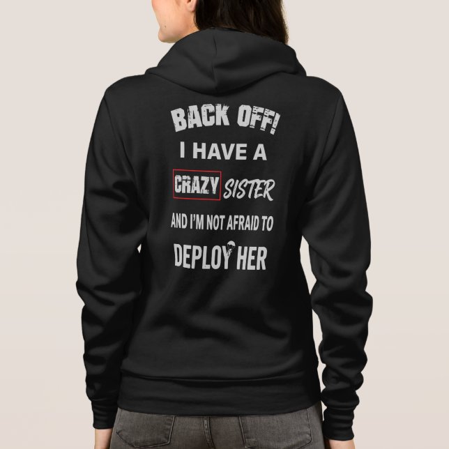 Camiseta Recuar Eu Tenho Um Aviso De Irmã Louca (Verso)