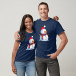 Camiseta Red Green Blue White Christmas Snowman<br><div class="desc">Esta é uma imagem gráfica de um boneco de neve de Natal com nariz de cenoura laranja,  um chapéu de Papai Noel e um lenço vermelho-azul-esverdeado listrado.</div>