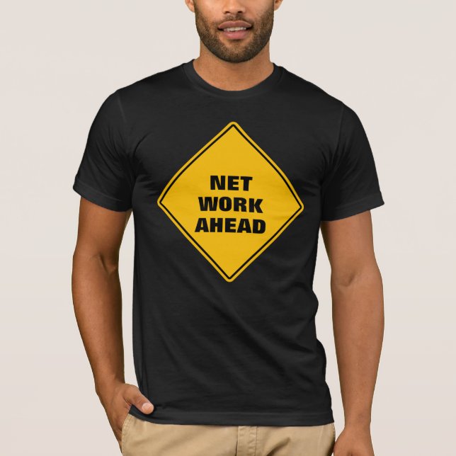Camiseta Rede amarela engraçada na frente do sinal de caute (Frente)