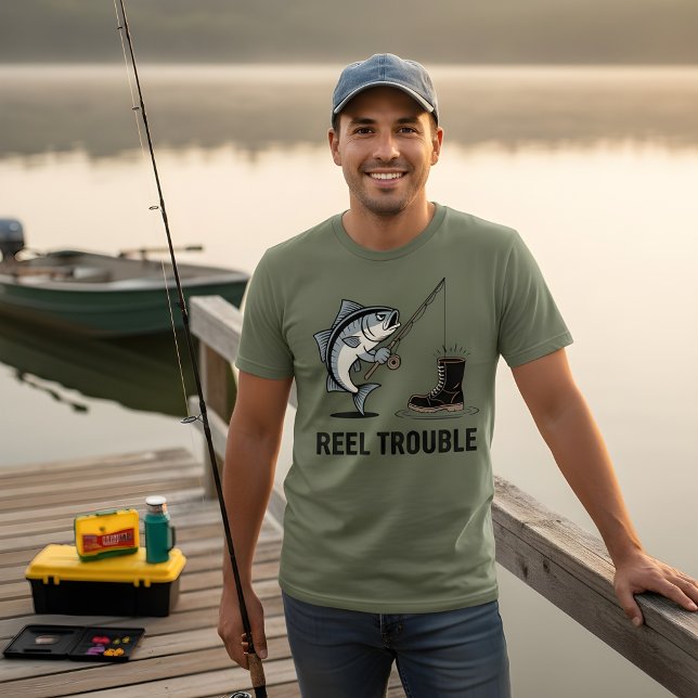 Camiseta Reel Trouble – Funny Fishing Cartoon Design (Criador carregado)