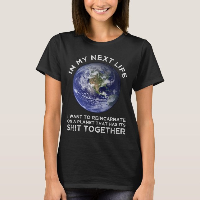 Camiseta Reencarnar Num Planeta Que Tem As Suas Merdas Junt (Frente)