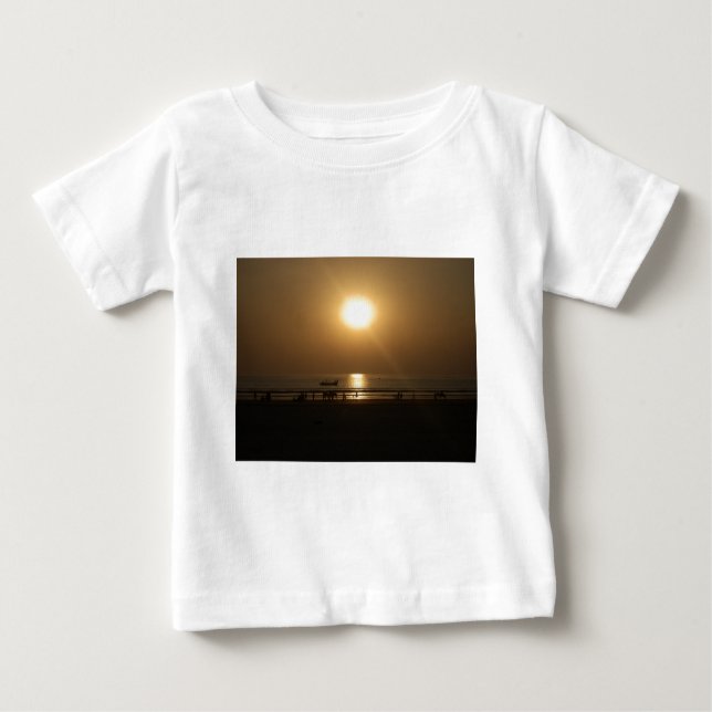 Camiseta Reflexão Sunset no Verão ouro na Praia (Frente)