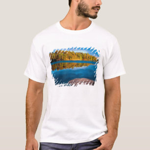 Camiseta Reflexos do início da noite nas águas da fronteira