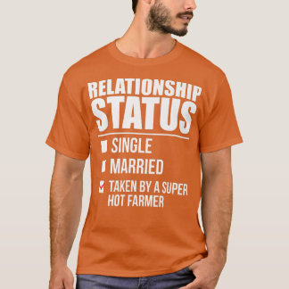 Camiseta Relationship Status Taken by a Super Hot Farmer 