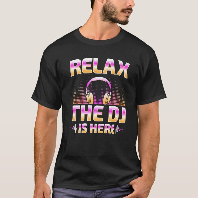 Camiseta Relax The DJ Is Here  DJ Disc Jockey Music Player  (Frente)