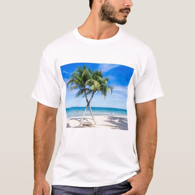 Camiseta Relaxando a Vista de Capa de Mar com Palmas na Pra (Frente)