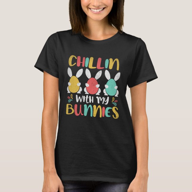 Camiseta Relaxando com meus Coelhinhos Ovos de Páscoa Coelh (Frente)