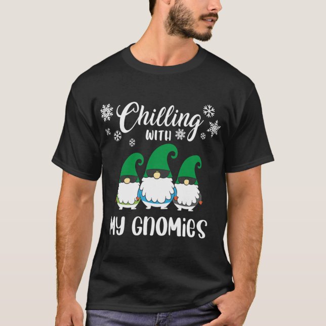 Camiseta Relaxando com Meus Gnomos de Natal Gnomos Engraçad (Frente)