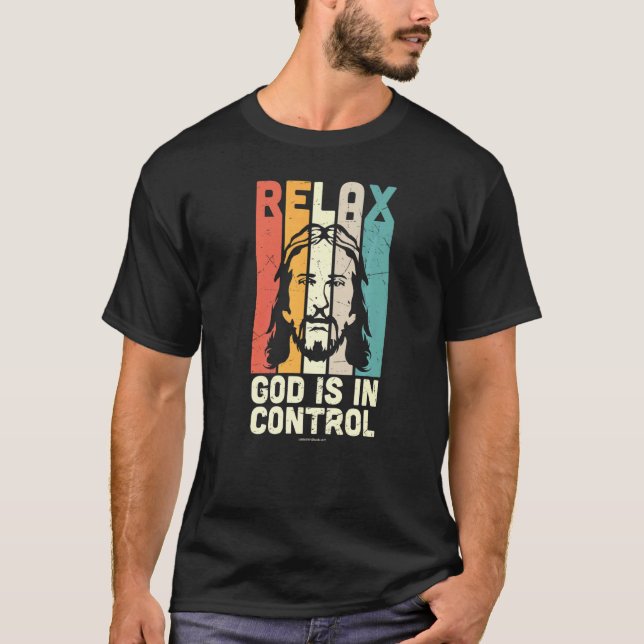 Camiseta Relaxe Deus Controle a Bíblia Cristã Verdadeiramen (Frente)