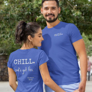 Camiseta Relaxe Deus Tem Isso Bíblia Romanos 8:28 Texto Bra