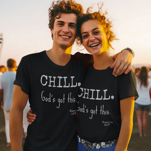 Camiseta Relaxe, Deus Tem Isso Escritura Romanos 8:28