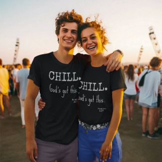 Camiseta Relaxe, Deus Tem Isso Escritura Romanos 8:28
