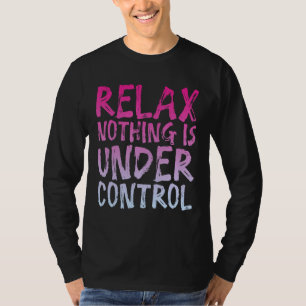 Camiseta Relaxe Nada Está Sob Controle -