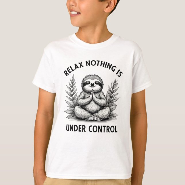 Camiseta Relaxe Nada Está Sob Controle Engraçado Lloth Yoga (Frente)