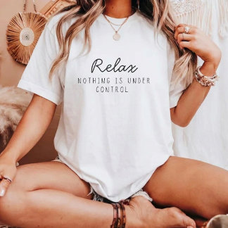 Camiseta Relaxe Nada Está Sob Controle Engraçado Sarcástico