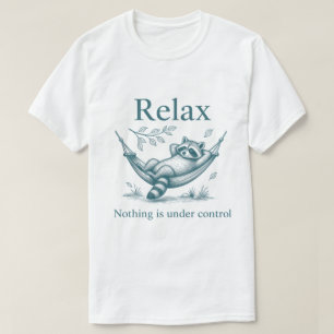 Camiseta Relaxe Nada Está sob Controle Raccoon Hammock