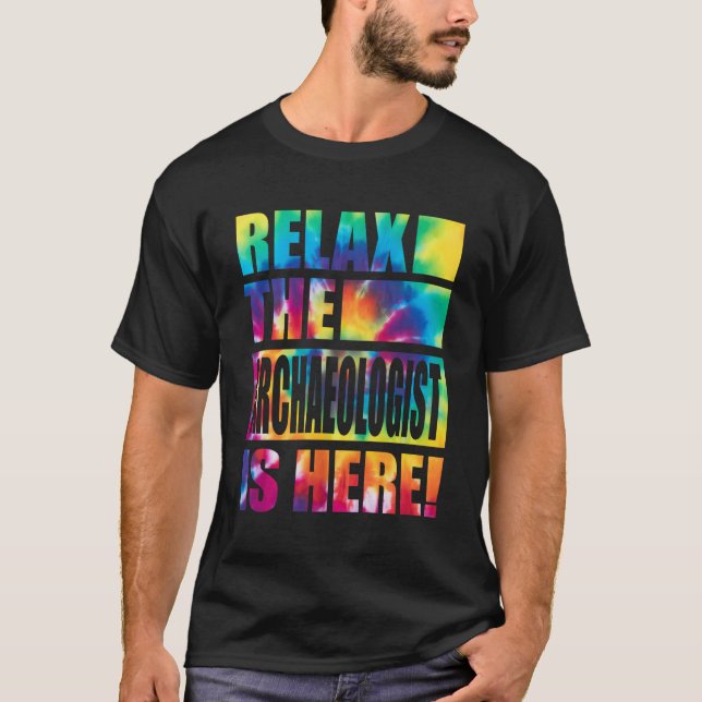Camiseta Relaxe O Arqueólogo Está Aqui (Frente)