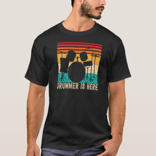 Camiseta Relaxe O Baterista Está Aqui Impressão Posterior  