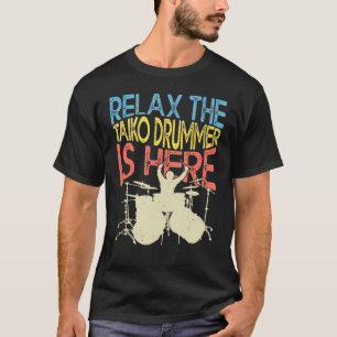 Camiseta Relaxe O Drummer De Taiko Está Aqui Para Beber Mús