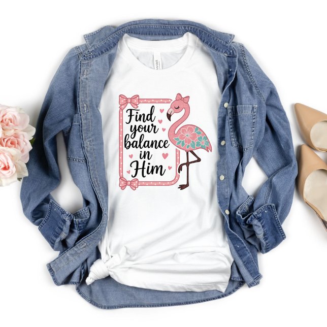 Camiseta Religioso Cristão encontra equilíbrio em seu Flami (Christian Faith Religious Find Your Balance in Him Flamingo Bible Verse T-shirt for Women Pink )